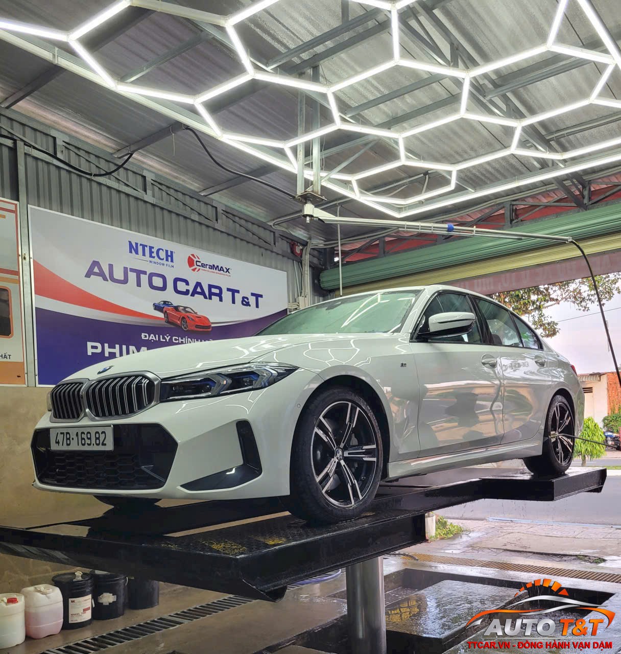 Quy trinh rửa xe . Chuyên nghiêp , kỷ lưởng từ trong và ngoài xe